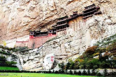 A província de Shanxi, na China, abriga um templo que mais parece um “milagre” arquitetônico por sua localização surpreendente. 
 -  (crédito: Gisling/Wikimédia Commons)