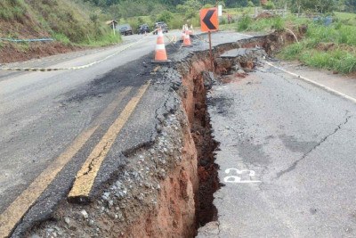 Erosão surgiu no km 386 da rodovia MGC-383, entre e Maria da Fé e Itajubá, no Sul de Minas -  (crédito: PMRVMG/Divulgação)