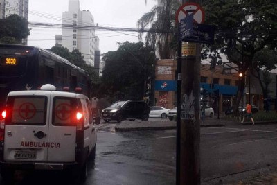 Sinal no cruzamento da Avenida Getúlio Vargas com a Rua Professor Morais ficou em amarelo piscante nesta quinta-feira (30/1) -  (crédito: Redes Sociais/Reprodução)