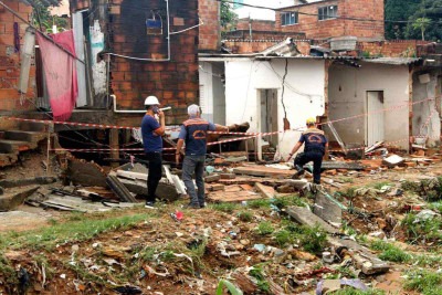 Defesa Civil faz vistoria em área de um barraco que desabou durante as fortes chuvas de quarta-feira no distrito de São Benedito -  (crédito: Jair Amaral/EM/D.A Press)