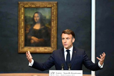 Emmanuel Macron, presidente da França, anunciou o programa Novo Renascimento para o Louvre em frente ao quadro de Mona Lisa, que é visitado diariamente por cerca de 20 mil pessoas -  (crédito: Bertrand Guay/AFP)