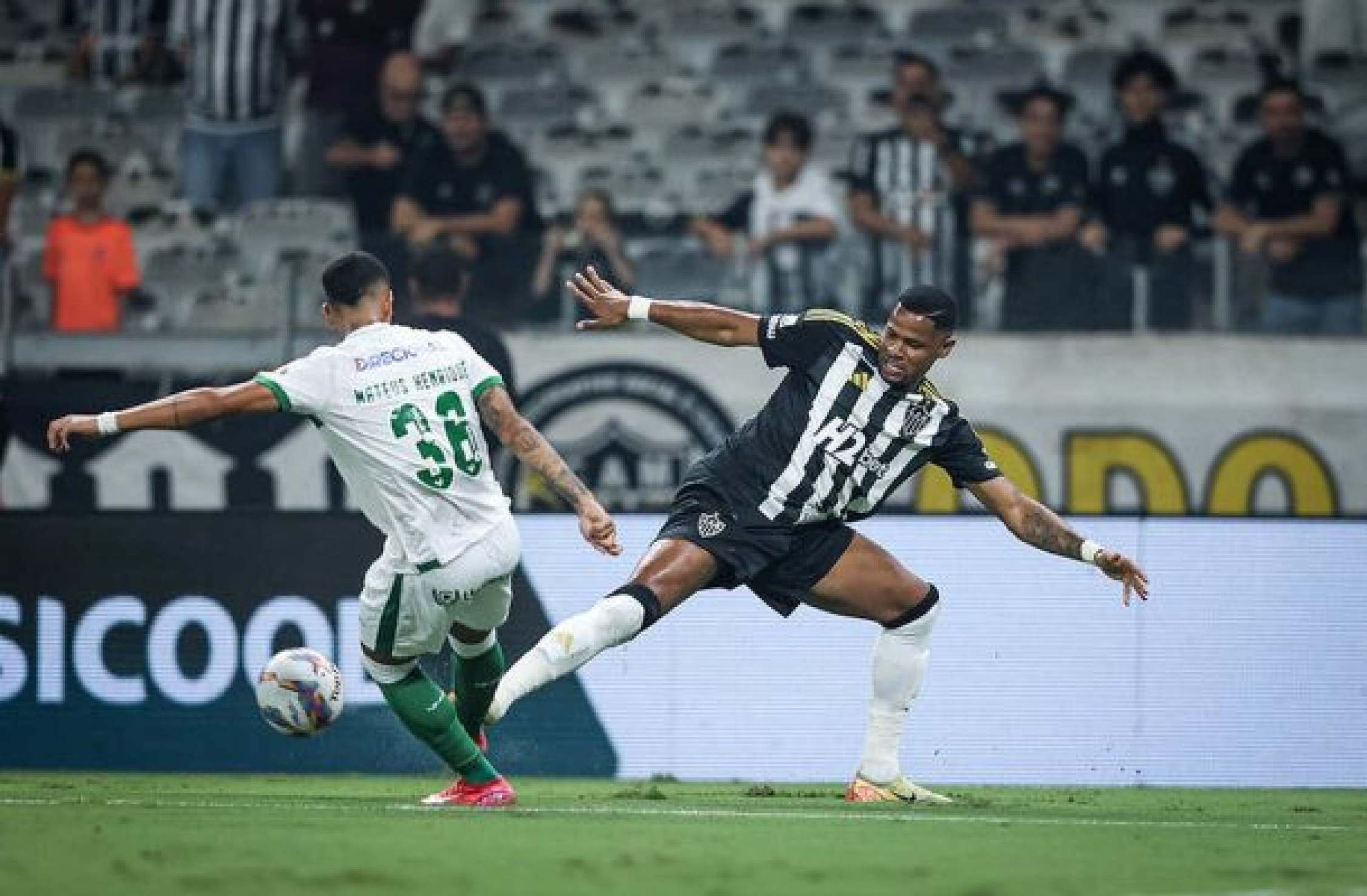 Bernard salva, Atlético empata com América no fim e segue sem vencer no Mineiro