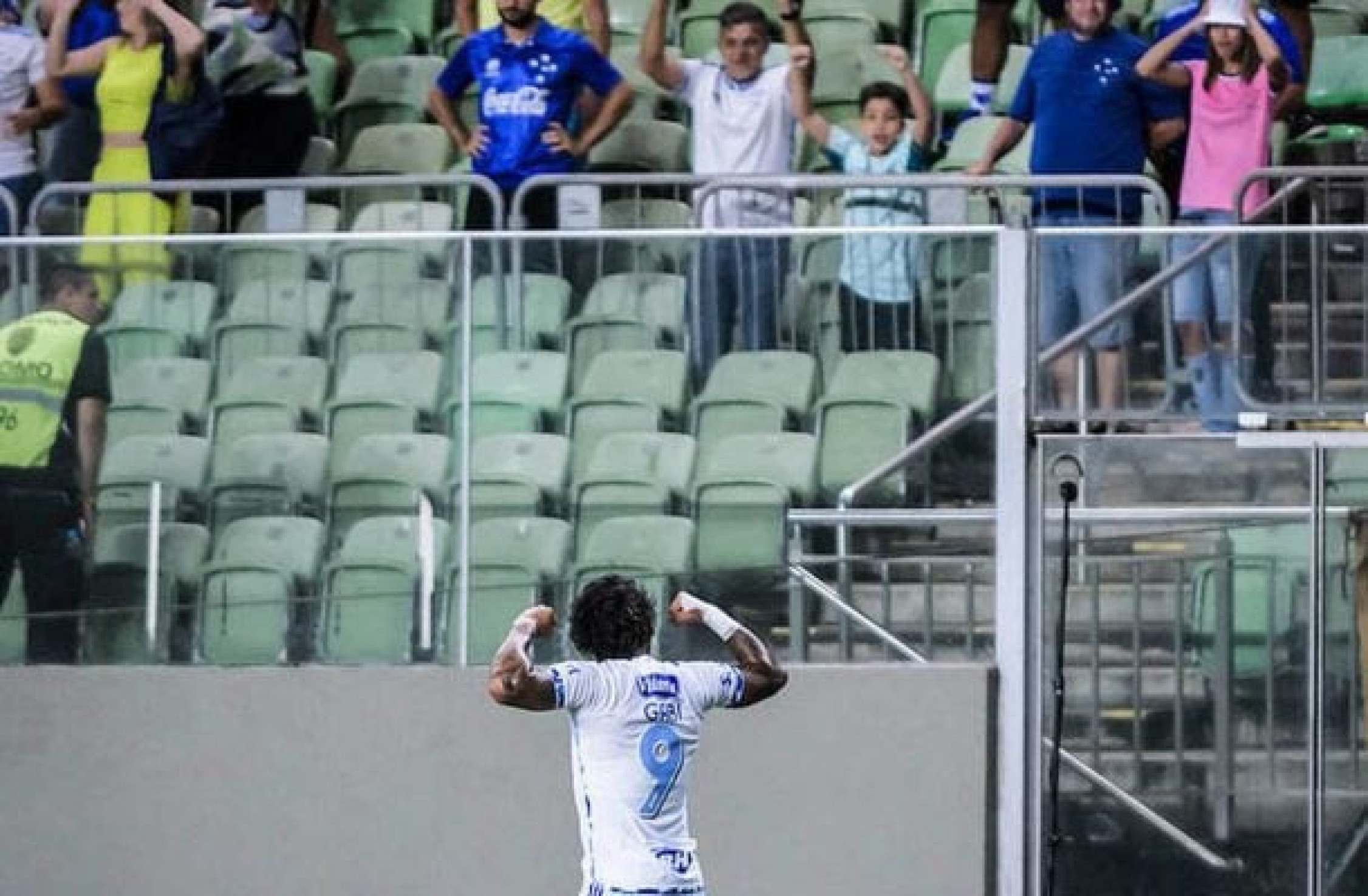 Gabigol desencanta, marca três e Cruzeiro goleia Itabirito no Mineiro