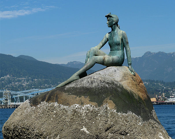 Veja agora monumentos pelo mundo que têm na figura das sereias a grande inspiração.  Na imagem, a escultura Girl in a Wetsuit , feita por Elek Imredy  em 1972) em Vancouver, no Canadá. 