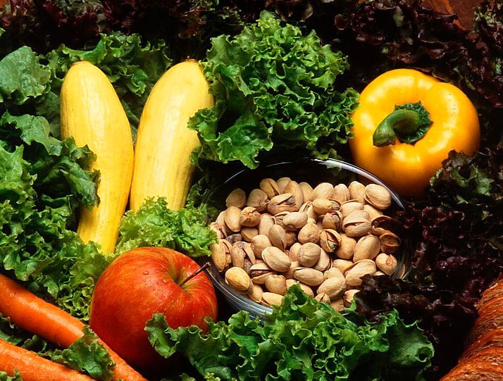 Uma dieta rica em frutas, vegetais, cereais e grÃ£os integrais, alÃ©m de poucos alimentos processados e industrializados, fornece o que seu organismo precisa na quantidade deste nutriente. Assim, ele participa do transporte e utilizaÃ§Ã£o do oxigÃªnio para a produÃ§Ã£o de energia.