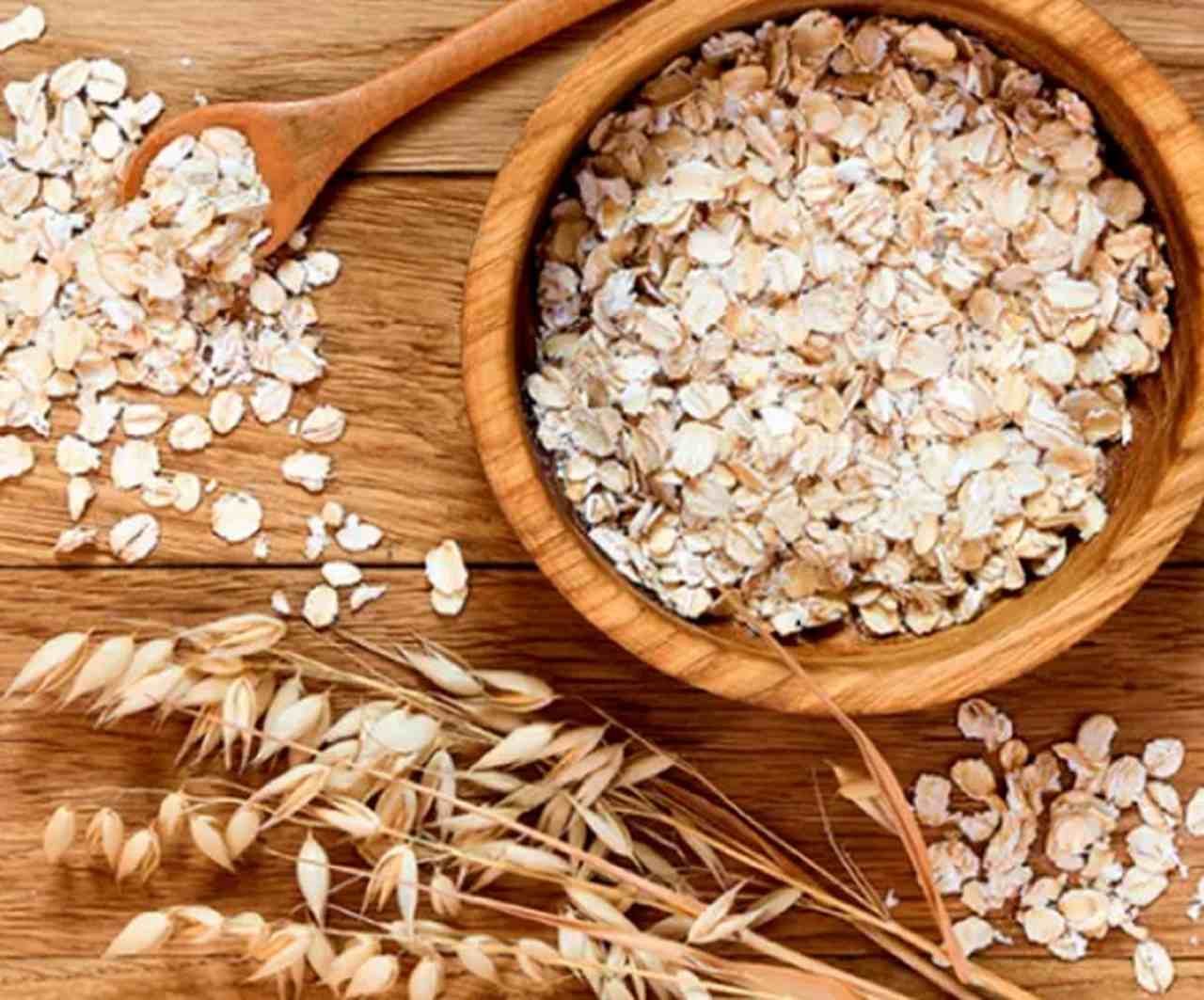 Aveia: Contém melatonina e carboidratos de fácil digestão, que estimulam a produção de serotonina no cérebro. Consumir uma porção de aveia antes de dormir ajuda a acalmar o sistema nervoso.
