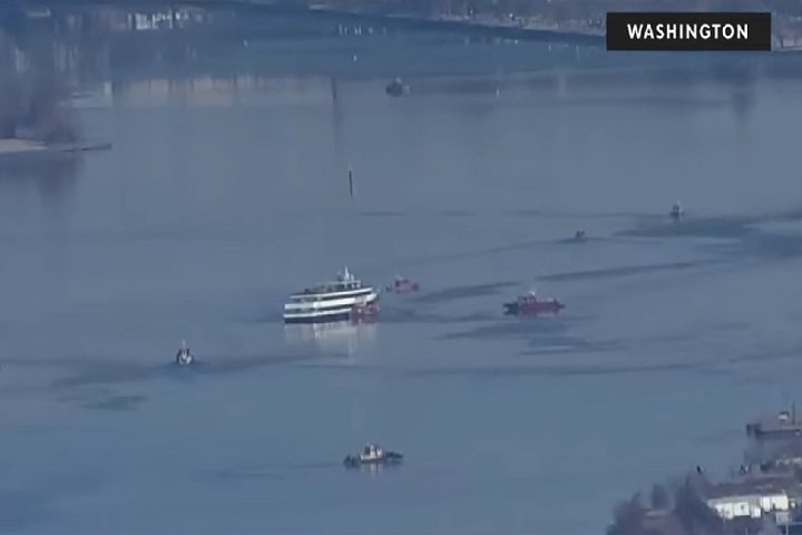 A colisão resultou na queda de ambas as aeronaves no rio, dificultando os trabalhos de resgate devido ao frio intenso, ventos fortes e placas de gelo. 