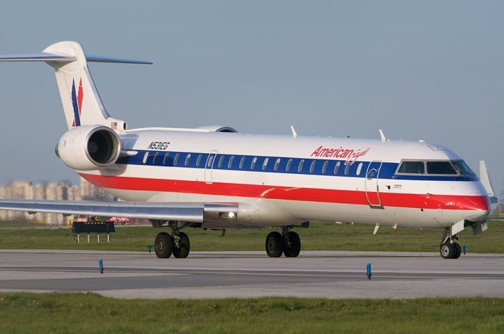 O avião, um Bombardier CRJ700 (foto), transportava 60 passageiros e 4 tripulantes, enquanto o helicóptero, um Sikorsky UH-60 Black Hawk, tinha 3 soldados a bordo. 