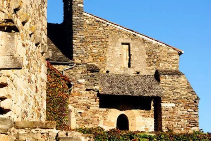 O local serviu de cÃ¡rcere para vÃ¡rios soldados, inclusive os Cavaleiros TemplÃ¡rios â?? organizaÃ§Ã£o que defendia os cristÃ£os na Idade MÃ©dia â?? que foram presos em 1307 