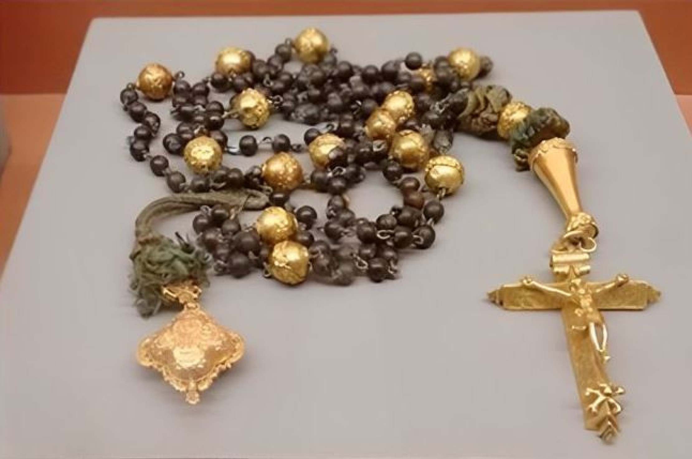 Justiça condena colombiana que furtou terço de ouro em museu de Ouro Preto