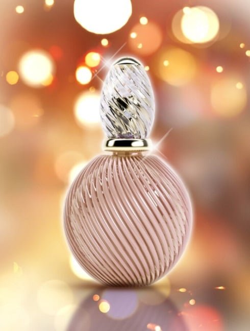 As técnicas de destilação, maceração e enfleurage foram aprimoradas, permitindo que os perfumistas isolassem e purificassem os compostos aromáticos com precisão.