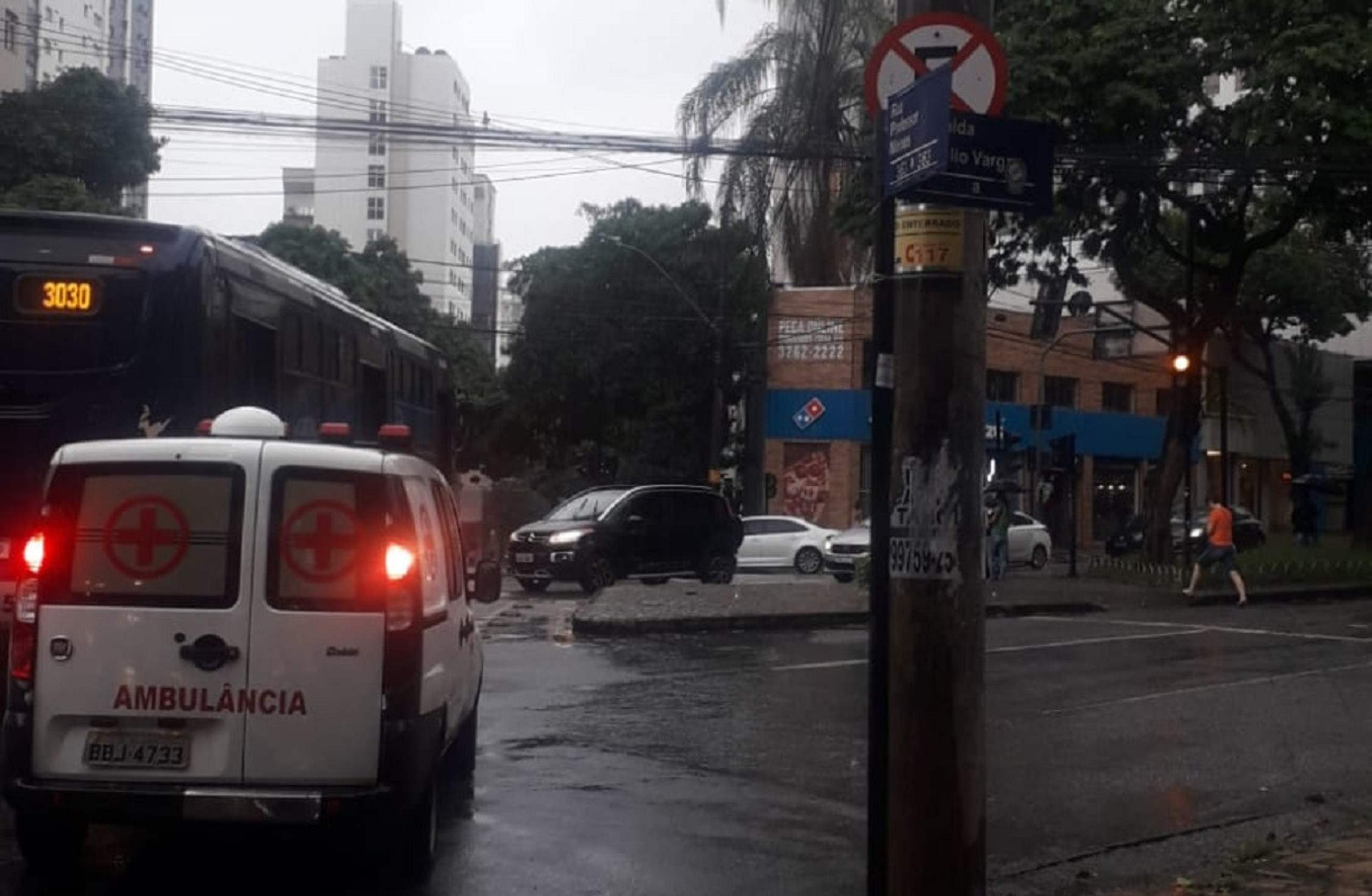 Chuva desativa semáforos e complica o trânsito em Belo Horizonte 