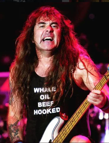 Steve Harris - 12/03/1956 (68 anos). O músico inglês é o principal compositor, baixista e tecladista da banda Iron Maiden. Sempre chamou atenção por não usar palhetas e passar giz nos dedos antes de tocar. Segue na ativa. O baterista Nicko McBrain, de 72 anos, deixou a banda por um derrame.-Reprodução/@steveharrisofficial