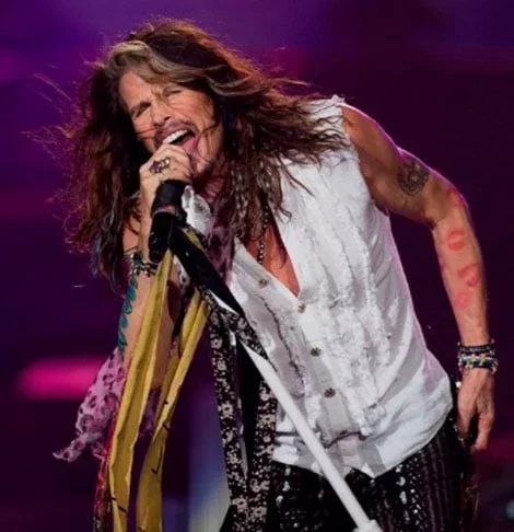 Steven Tyler - 26/03/1948 (76 anos). O mega-astro, fundador e vocalista da banda americana Aerosmith, fez cirurgia na garganta em 2006, que rendeu um documentário da National Geographic. Infelizmente, se aposentou junto com a banda em 2023 após descobrir uma doença.-