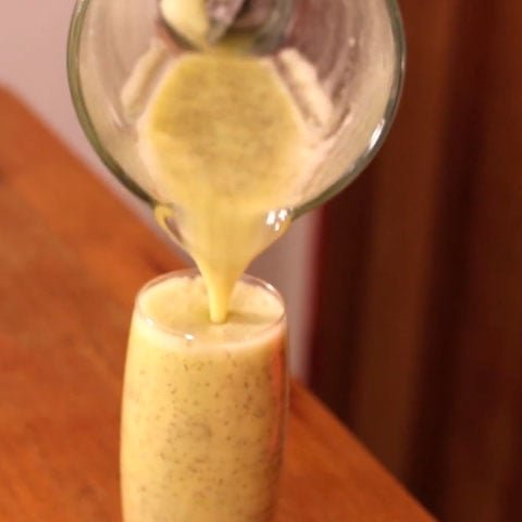 Maracujá: Rico em substâncias calmantes, como a passiflorina, o maracujá é ideal para aliviar o estresse e promover uma noite tranquila. Tanto o suco quanto o chá das folhas podem ser consumidos à noite.