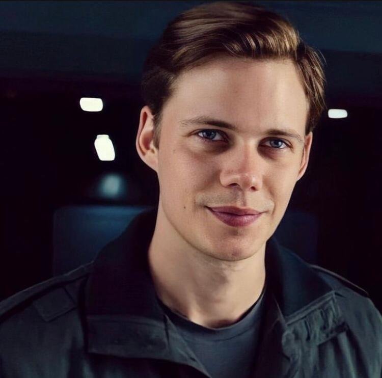 BILL SKARSGÅRD - Vällingby, 9 de agosto de 1990 - Seguindo os passos do pai, Stellan, e do irmão Alexander, Bill começou sua carreira em 2000. Ficou conhecido mundialmente como o aterrorizante Pennywise em It: A Coisa (2017) e também atuou em John Wick 4 (2023). Recebeu prêmios no circuito sueco e elogios pela crítica.
