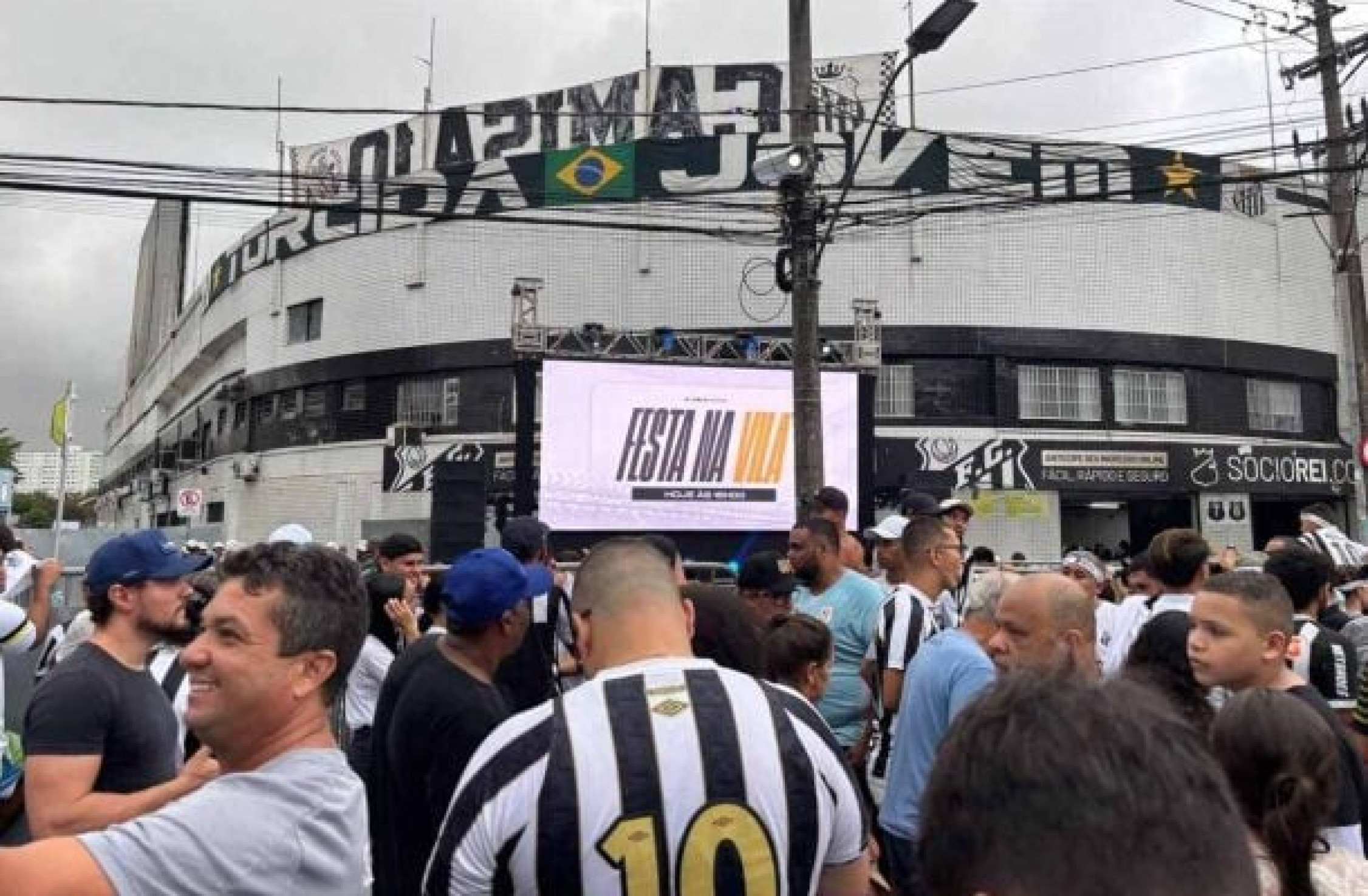 Torcedores do Santos enfrentam chuva para acompanhar apresentação de Neymar do lado de fora da Vila