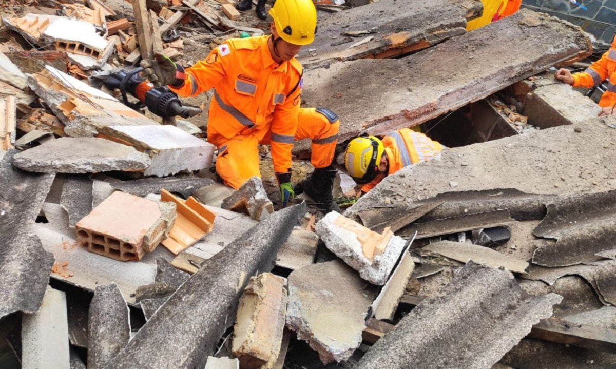 Segundo o Corpo de Bombeiros, o trabalhador estava retirando o concreto velho da parede da casa quando ocorreu o desabamento -  (crédito: CBMMG)