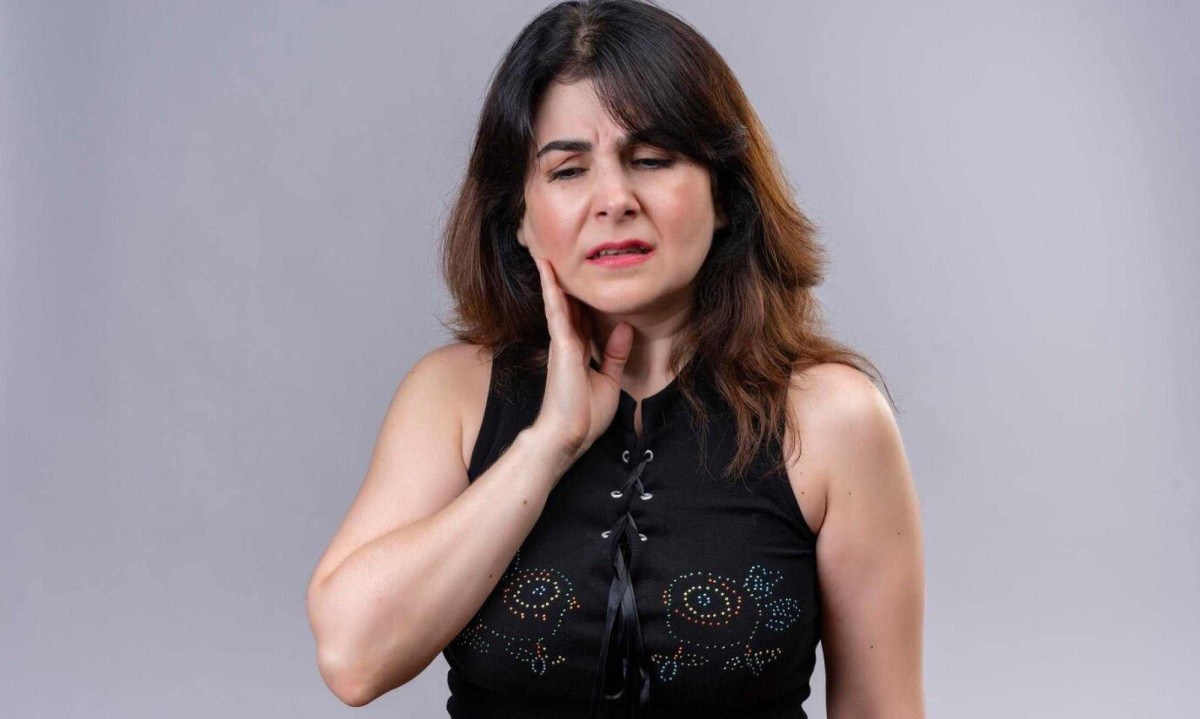Alguns dos sinais são desgaste dentário, dores ou cansaço na musculatura facial ao acordar e sensação de cansaço na região da mandíbula -  (crédito: stockking/ FreePik)