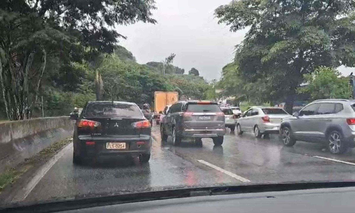 Trânsito lento na MGC-356 entre o Trevo do BH Shopping e a BR-040 -  (crédito: Reprodução)