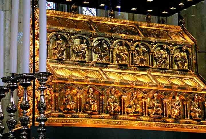 RELÍQUIAS DOS REIS MAGOS - Os restos mortais dos Reis Magos estão tradicionalmente associados à Catedral de Colônia, na Alemanha, onde estão guardados em um grande relicário. Sua descoberta, feita em Constantinopla, no século IV, é significativa por estar ligada aos primeiros momentos da revelação de Cristo ao mundo não-judeu.

