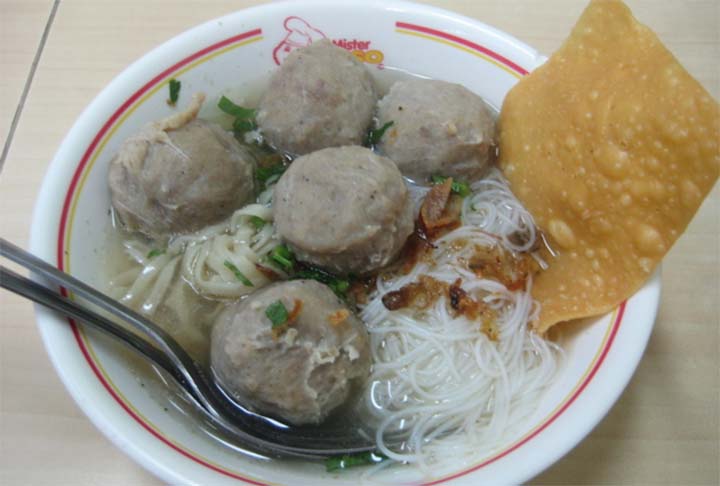 Bakso: prato de almôndegas servido na Indonésia.  Embora seja comumente preparado com carne moída e farinha de tapioca, também pode ser feito a partir de outros ingredientes, como frango, porco, peixe ou camarão. Sua textura, densa e homogênea devido ao tipo de trituração da carne, é o que difere esta receita de outros pratos de almôndegas.