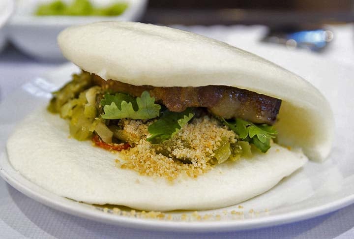 Gua Bao: comido em Singapura, MalÃ¡sia, Taiwan e na Chinatown de Nagasaki, trata-se de um pÃ£ozinho cozido no vapor e recheado tradicionalmente com barriga de porco coentro e amendoins moÃ­dos.