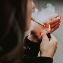 Estima-se que 750 milhões de fumantes no mundo tenham essa intenção, mas muitos não têm acesso a serviços de apoio Estima-se que 750 milhões de fumantes no mundo tenham essa intenção, mas muitos não têm acesso a serviços de apoio