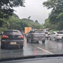 Vídeo: acidente complica trânsito próximo ao BH Shopping - Reprodução