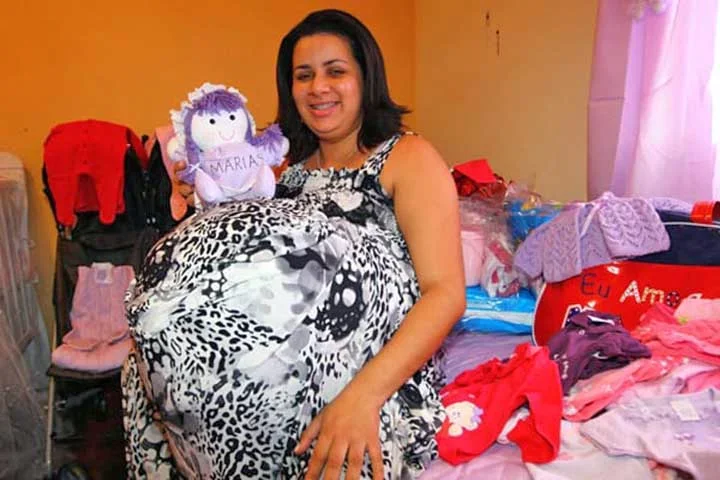 A simulação da barriga foi feita com enchimentos de silicone, conforme ficou demonstrado depois.
