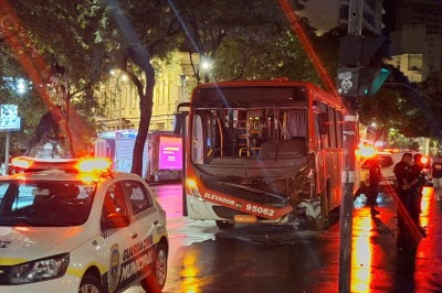 Frente do ônibus ficou destruída -  (crédito: Túlio Santos/EM/D.A/Press)