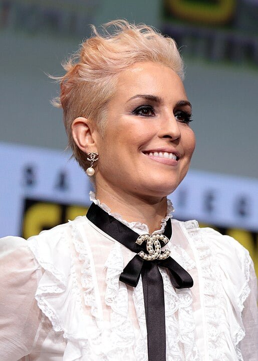 NOOMI RAPACE - Hudiksvall, 28 de dezembro de 1979 - Noomi começou a atuar na adolescência, mas ganhou fama com a trilogia Millennium (2009), onde interpretou Lisbeth Salander. Internacionalmente, destacou-se em Prometheus (2012) e Seven Sisters (2017). Foi indicada a prêmios como BAFTA e SAG.