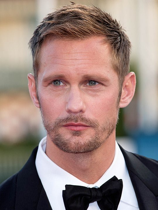 ALEXANDER SKARSGÅRD - Estocolmo, 25 de agosto de 1976 - Filho do renomado ator Stellan Skarsgård, Alexander começou a atuar ainda na infância, mas sua carreira tomou força em 2001. Ganhou fama internacional com True Blood (2008–2014) e consolidou sua posição com Big Little Lies (2017), que lhe rendeu um Emmy e um Globo de Ouro. Também foi destaque em The Northman (2022).
