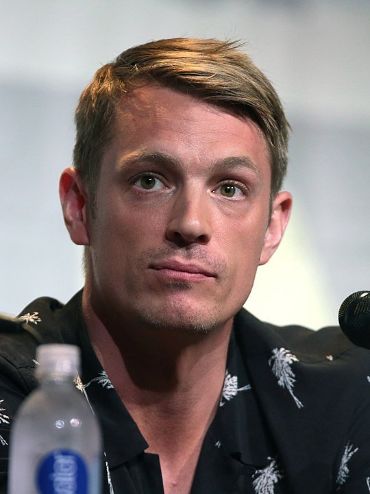 JOEL KINNAMAN - Estocolmo, 25 de novembro de 1979 - Joel começou a atuar em 2002, mas ganhou reconhecimento com Snabba Cash (2010). Internacionalmente, destacou-se em RoboCop (2014) e Esquadrão Suicida (2016). Foi indicado ao Guldbagge Award, o principal prêmio do cinema sueco.
