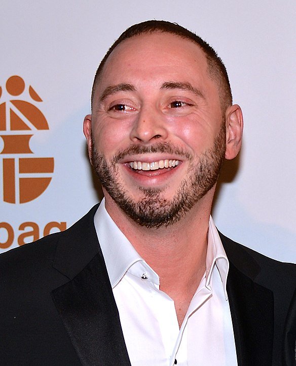 MATTIAS VARELA - Estocolmo, 23 de junho de 1980 - Mattias começou sua carreira no início dos anos 2000 e alcançou notoriedade internacional como Jorge Salcedo na série Narcos (2016–2017). Ele também atuou em Assassin’s Creed (2016) e Snabba Cash (2010), filme que impulsionou sua carreira. Mattias recebeu elogios da crítica por sua autenticidade em papéis complexos.
