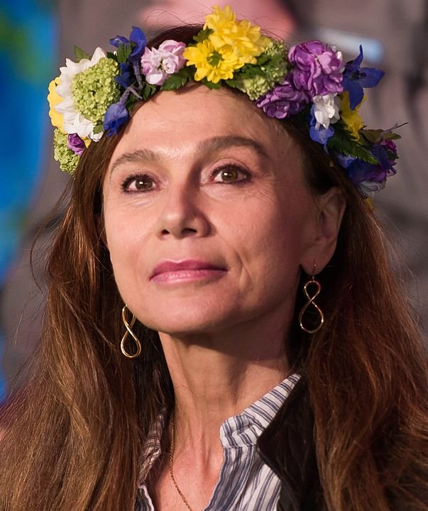 LENA OLIN - Estocolmo, 22 de março de 1955 - Lena começou a carreira no teatro nos anos 1970 e brilhou em A Insustentável Leveza do Ser (1988) e Chocolate (2000). Foi indicada ao Oscar e ao Globo de Ouro.

