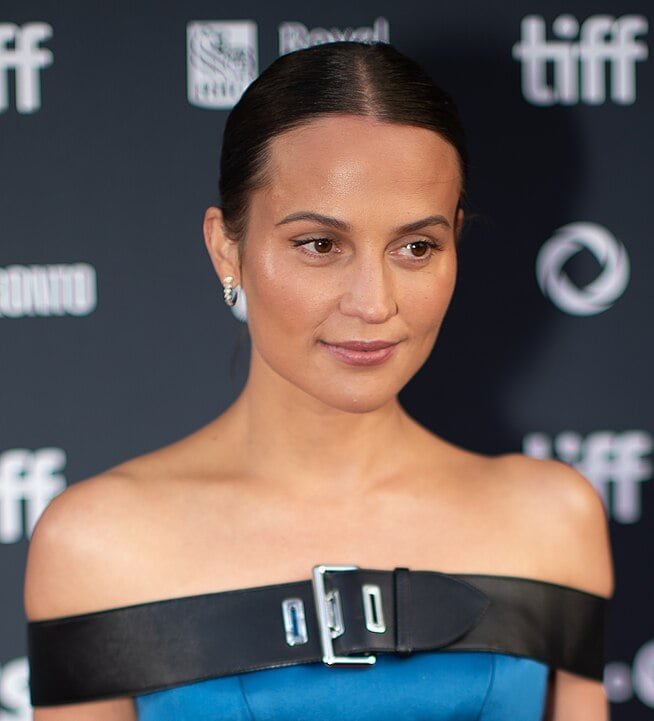 ALICIA VIKANDER - Gotemburgo, 3 de outubro de 1988 - Alicia iniciou sua carreira em produções suecas em 2002 e ganhou reconhecimento internacional com Ex Machina (2014) e A Garota Dinamarquesa (2015), pelo qual ganhou o Oscar de Melhor Atriz Coadjuvante. É uma das atrizes suecas mais requisitadas da atualidade.


