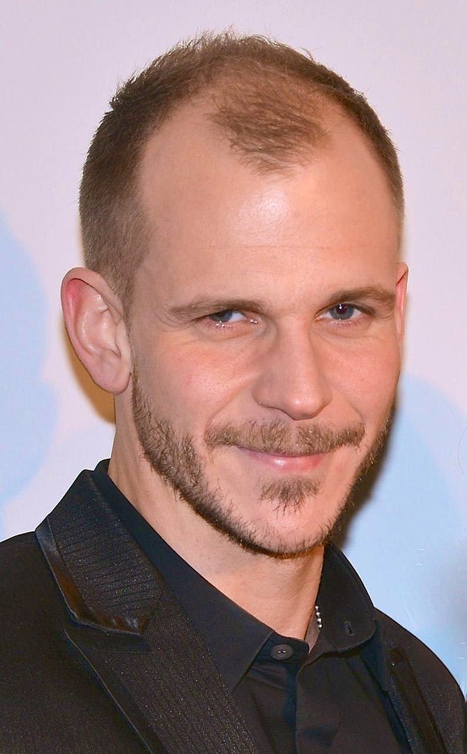 GUSTAF SKARSGÅRD - Estocolmo, 12 de novembro de 1980 - Outro membro da dinastia Skarsgård, Gustaf destacou-se em Vikings (2013–2020) e Cursed (2020). Recebeu prêmios de atuação no circuito sueco, incluindo o Guldbagge.


