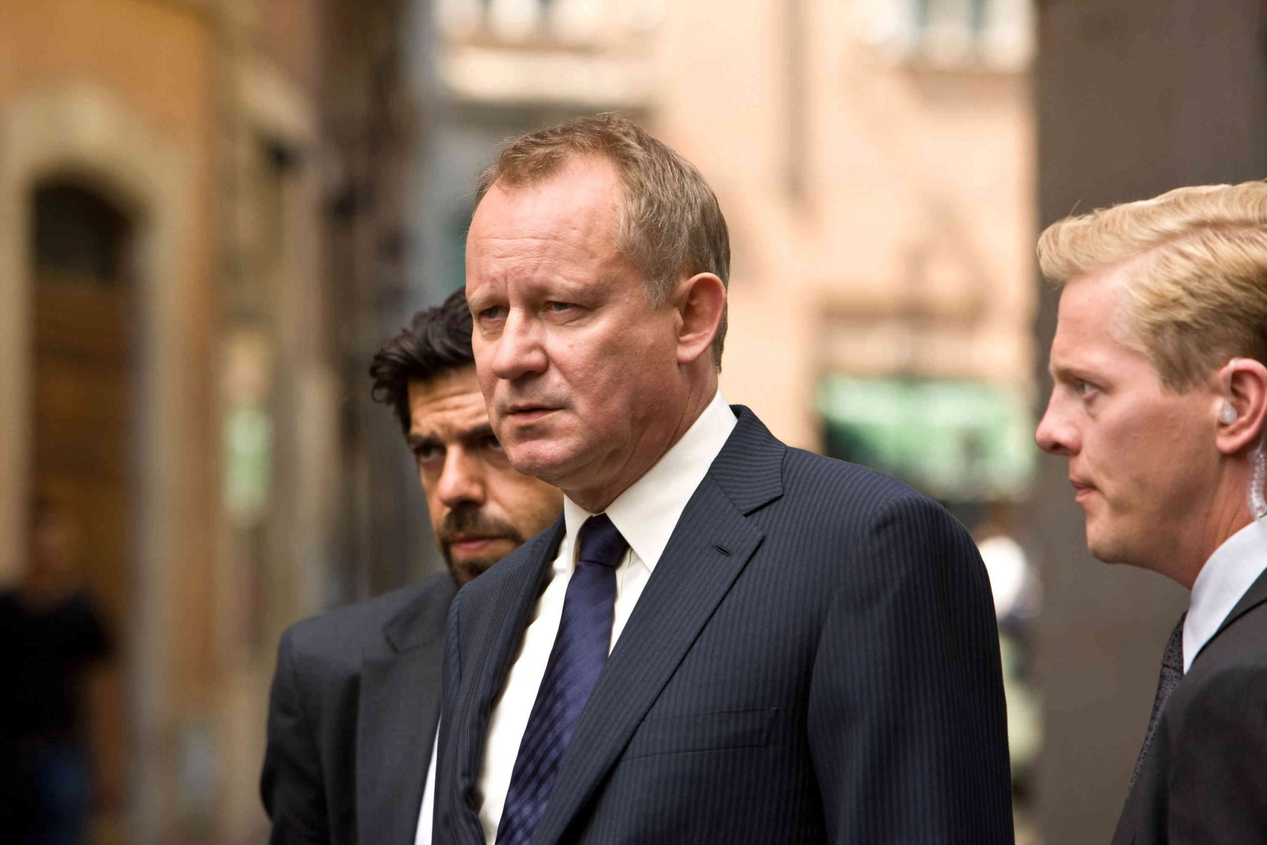 STELLAN SKARSGÅRD - Gotemburgo, 13 de junho de 1951 - Stellan começou a carreira em 1968 e tornou-se um dos atores suecos mais respeitados. Destacou-se em Breaking the Waves (1996) e Melancolia (2011), ambos de Lars von Trier. Também ficou conhecido por papéis em Piratas do Caribe e Chernobyl (2019), que lhe rendeu um Globo de Ouro.
