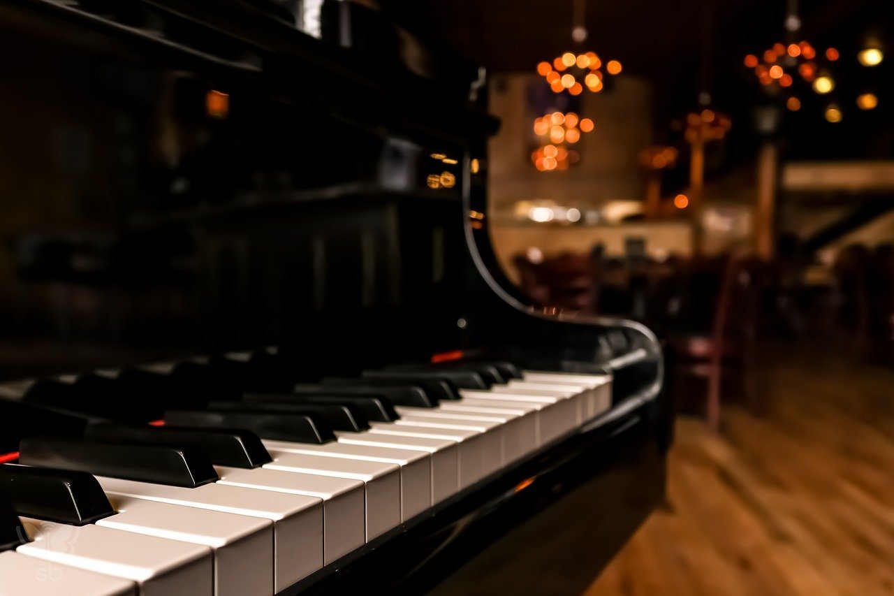 Desde a infância, Di Cavalcanti demonstrou uma forte inclinação para as artes. Recebeu aulas de piano e, aos 11 anos, começou a tomar aulas, que viriam a lhe ajudar em seu dom com os pincéis.