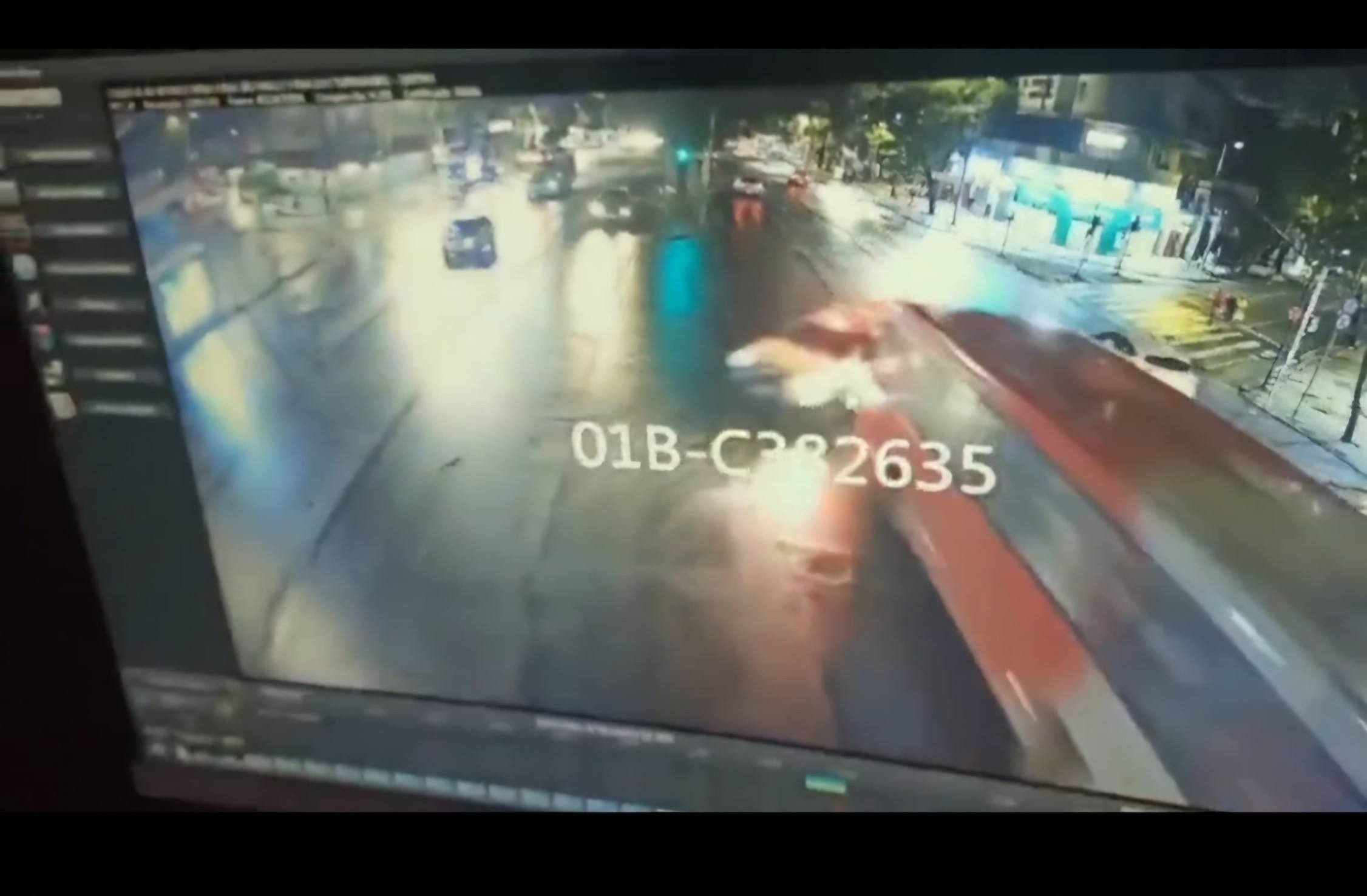 Vídeo mostra momento em que ônibus bate em patrulha