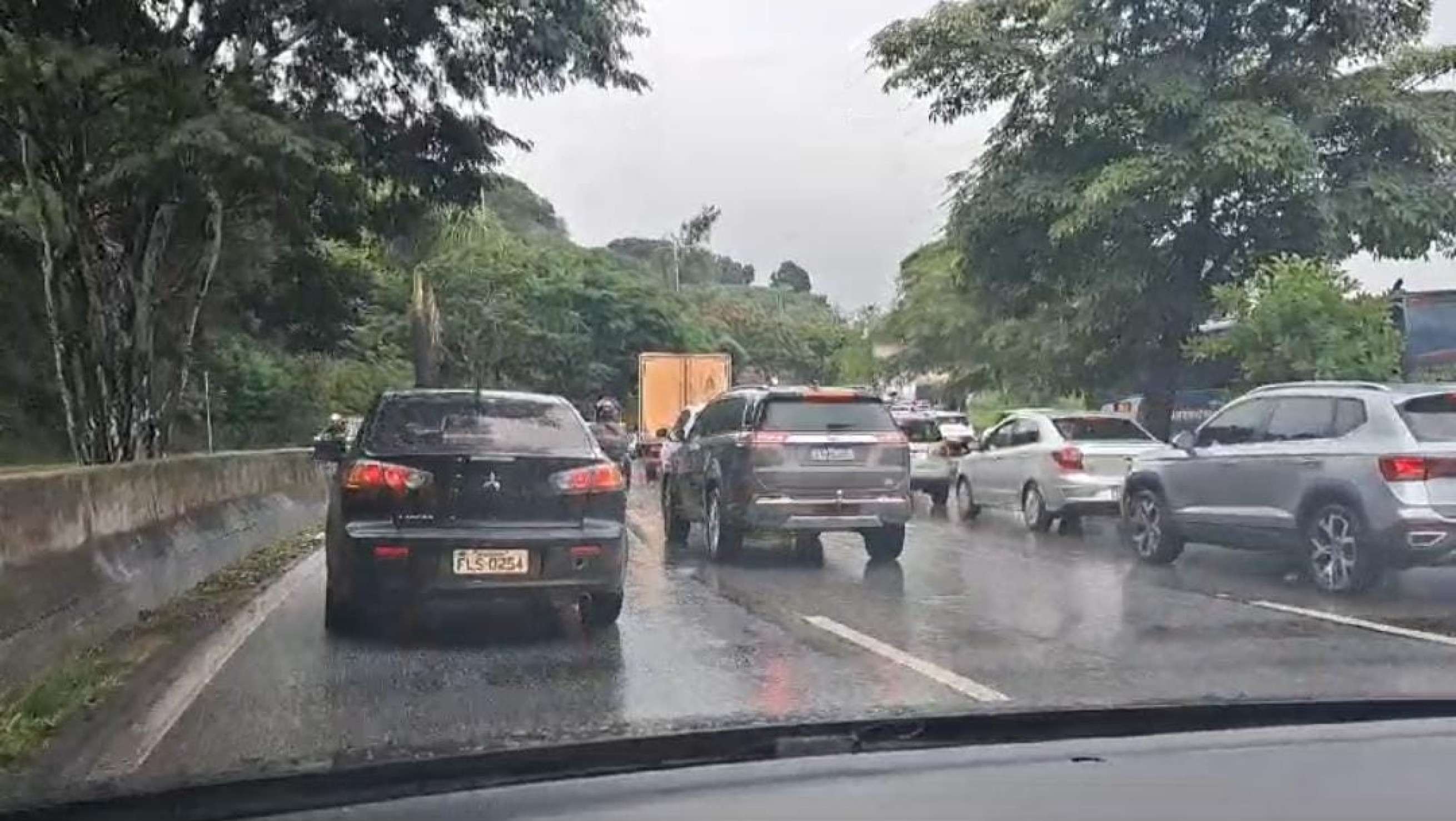 Vídeo: acidente complica trânsito próximo ao BH Shopping