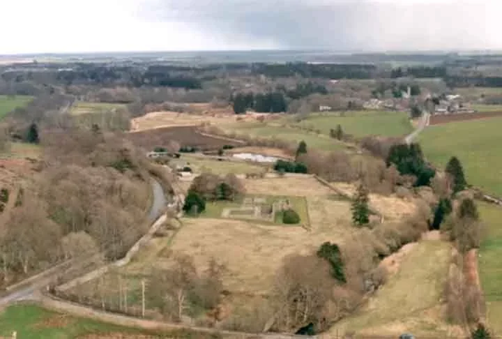 A análise foi realizada pela revista Antiquity e liderada pelo arqueólogo Aki Hakonen, da Universidade de Oulu, na Finlândia. A primeira investigação do local aconteceu em 1959, e outro estudo foi realizado em 1980. 