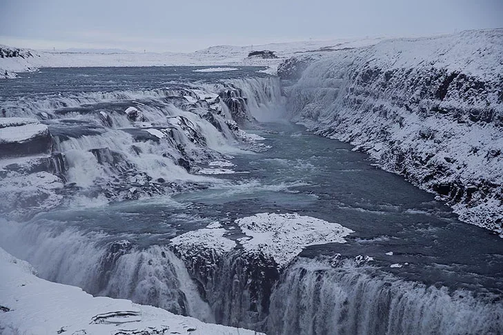 As Cataratas de Gullfoss, cujo nome em islandês significa Catarata Dourada, despejam a água do rio Hvitá, proveniente do glaciar Langjökull.  Um cenário que tem bastante gelo nas estações mais frias do ano. 
