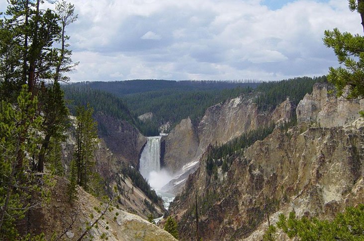 As Cataratas de Yellowstone - Duas cachoeiras sÃ£o as atraÃ§Ãµes no Parque Nacional Yellowstone. As quedas tÃªm 33m na parte superior e 94m na inferior, com 22 m de largura. Uma cachoeira estreita, mas feroz, com 240 mÂ³ de Ã¡gua por segundo, num cÃ¢nion monumental de 304m de altura. 