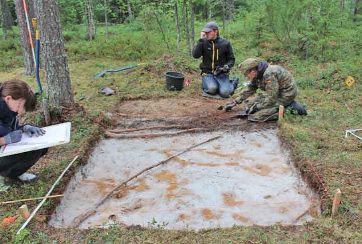 Caso as covas sejam realmente sepulturas, o grande número existente delas pode indicar que viviam mais pessoas próximo ao Ártico na Idade da Pedra, do que se pensava. 