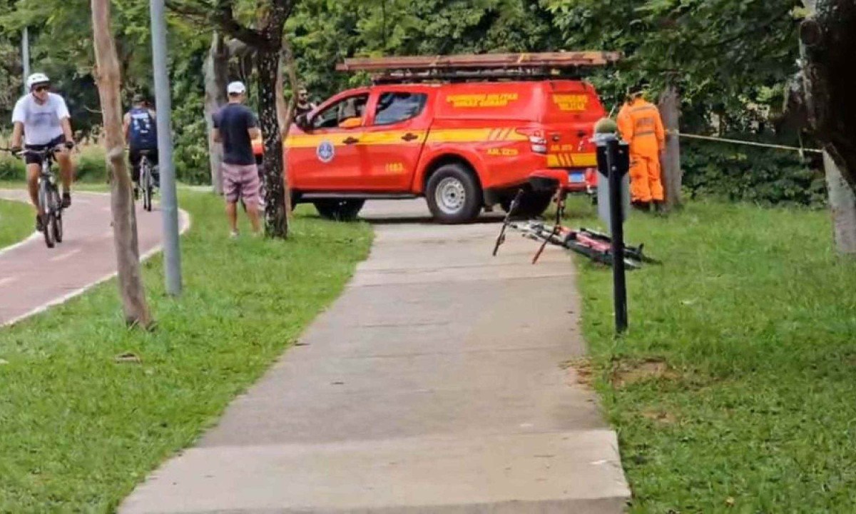 Corpo de idoso foi encontrado boiando na Lagoa da Pampulha, em BH -  (crédito: Corpo de Bombeiros/Divulgação)