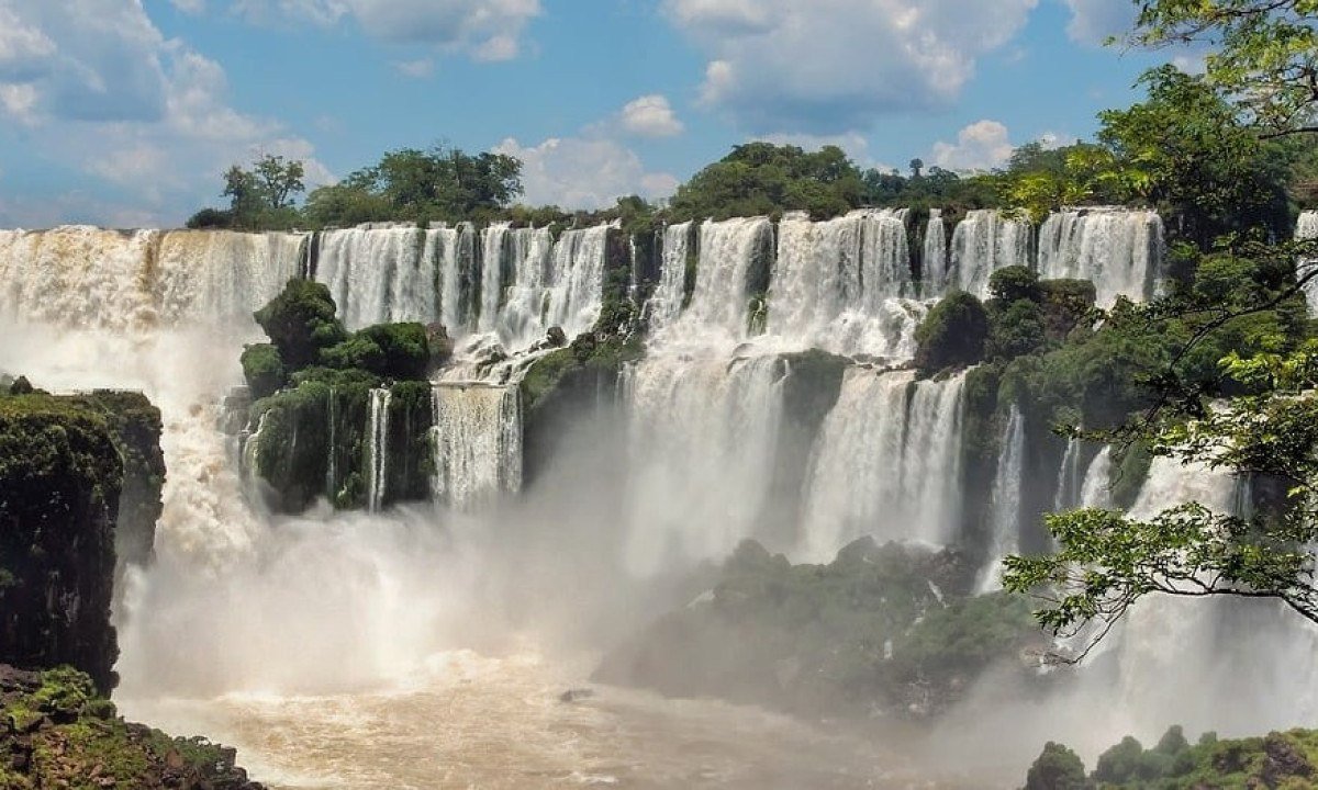 O Parque Nacional do Igua&ccedil;u &eacute; um patrim&ocirc;nio mundial natural, com o maior conjunto de quedas d'&aacute;gua do mundo. &Eacute; Patrim&ocirc;nio da UNESCO desde 1987. E o Parque Nacional Iguaz&uacute;, no lado argentino, tem este t&iacute;tulo desde 1984. 