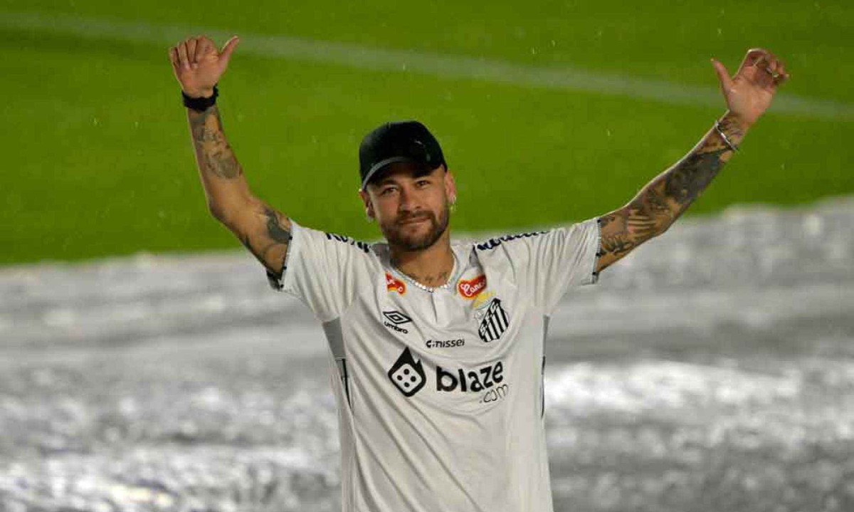 A torcida do Santos fez uma grande festa, sexta-feira, na Vila Belmiro, durante a apresentação de Neymar ao clube que o revelou para o futebol -  (crédito: NELSON ALMEIDA / AFP)