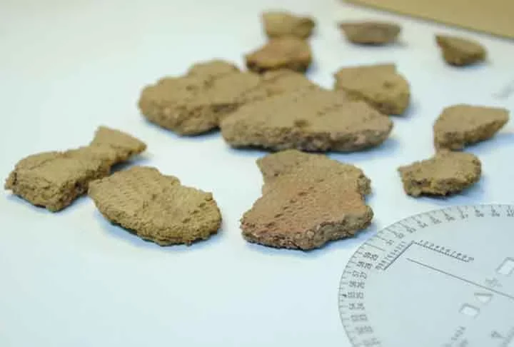 A presença de ferramentas e materiais queimados no local pode indicar que por pelo menos um tempo, os nômades da Idade da Pedra podem ter vivido no local